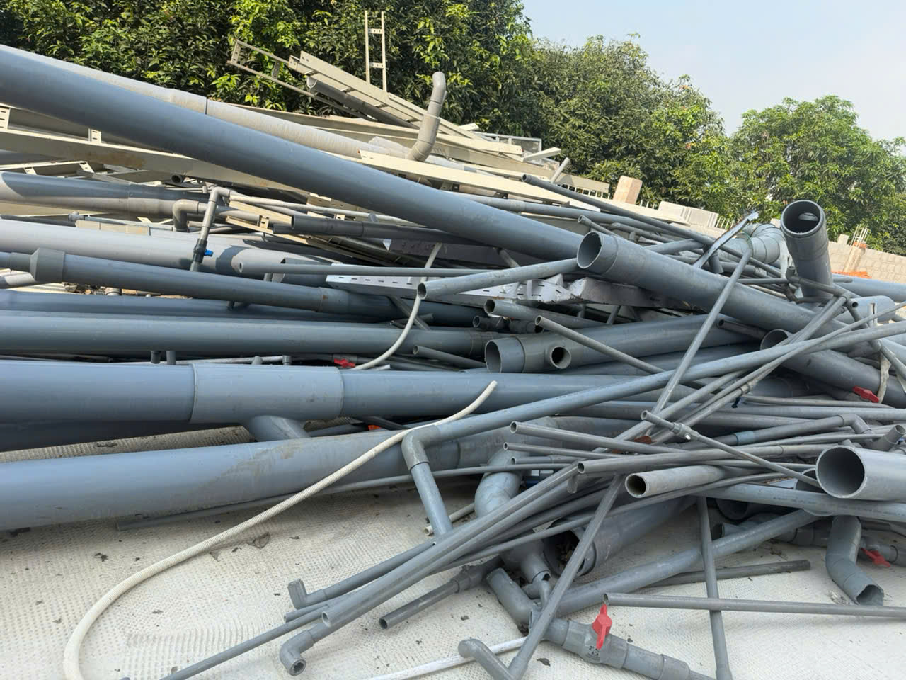 Hình ảnh minh họa nguồn phế liệu tại Linh Anh